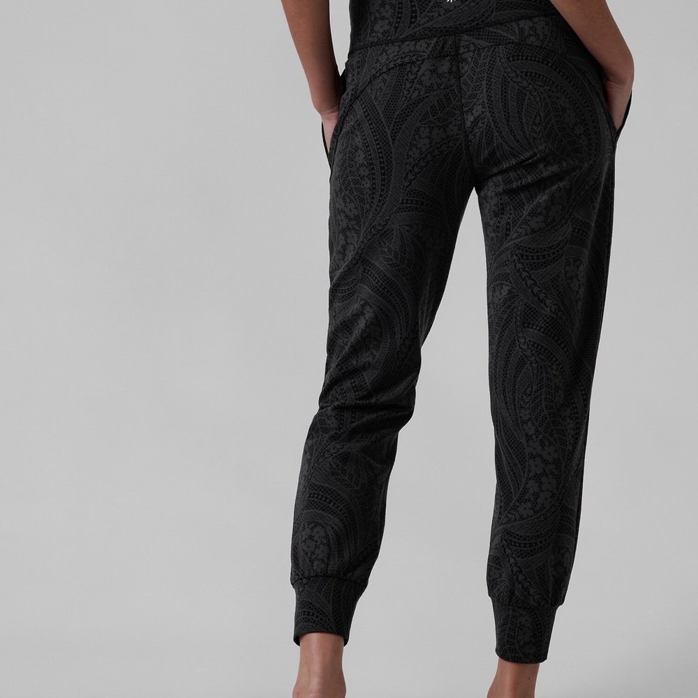 Athleta Textured Salutation Jogger